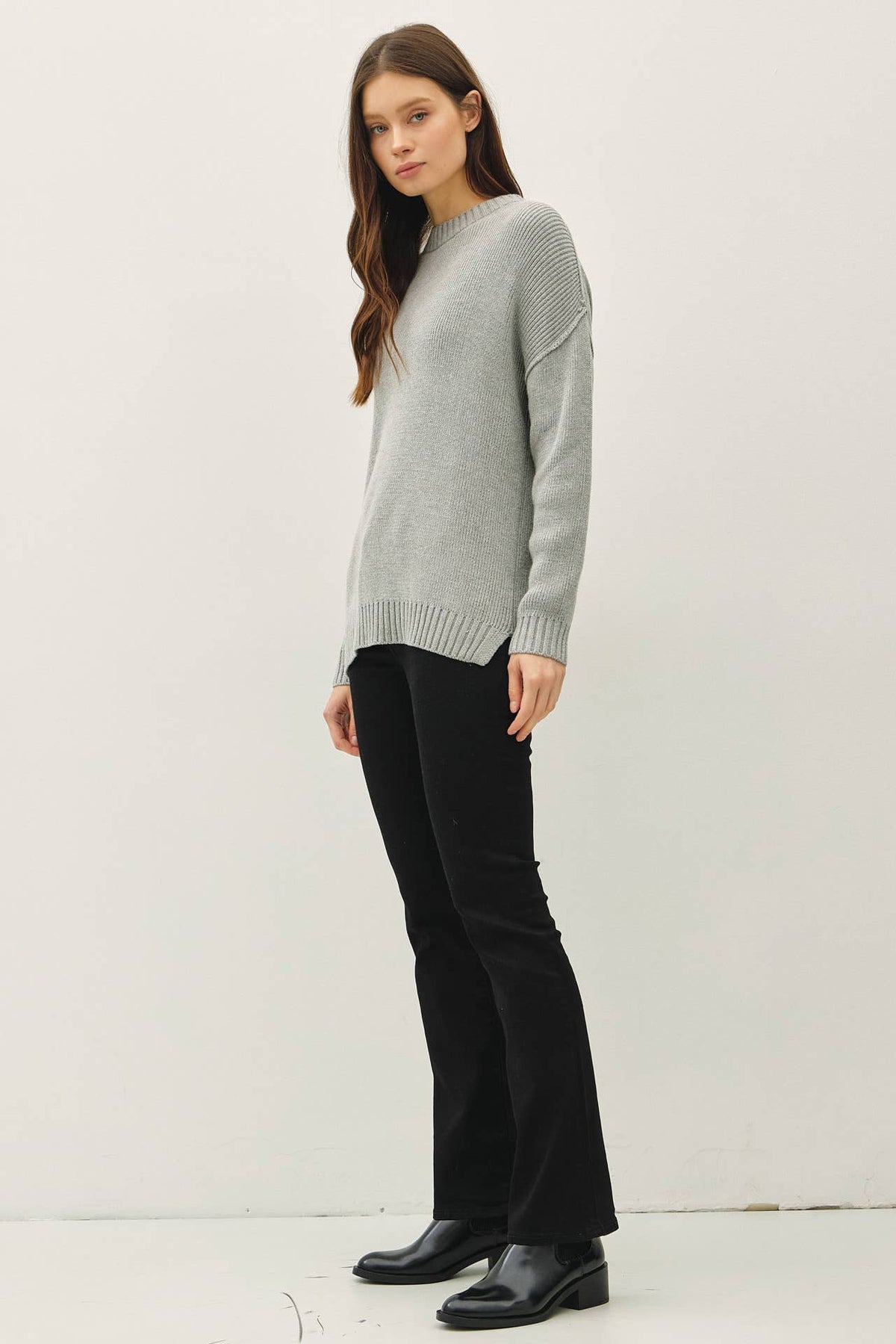 OVERSIZE CUT SWEATER WITH RIBBING ACCENTS: VANILLA / ML