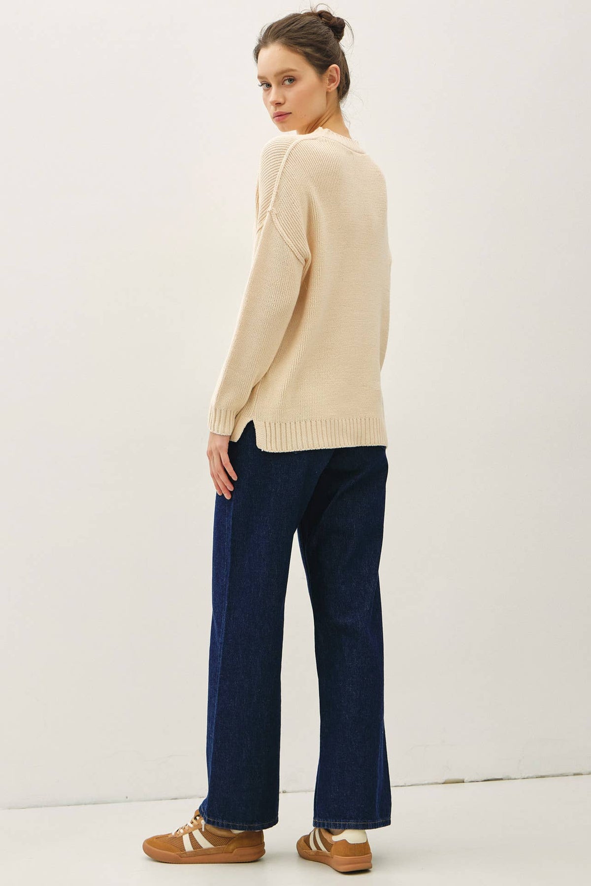 OVERSIZE CUT SWEATER WITH RIBBING ACCENTS: VANILLA / ML