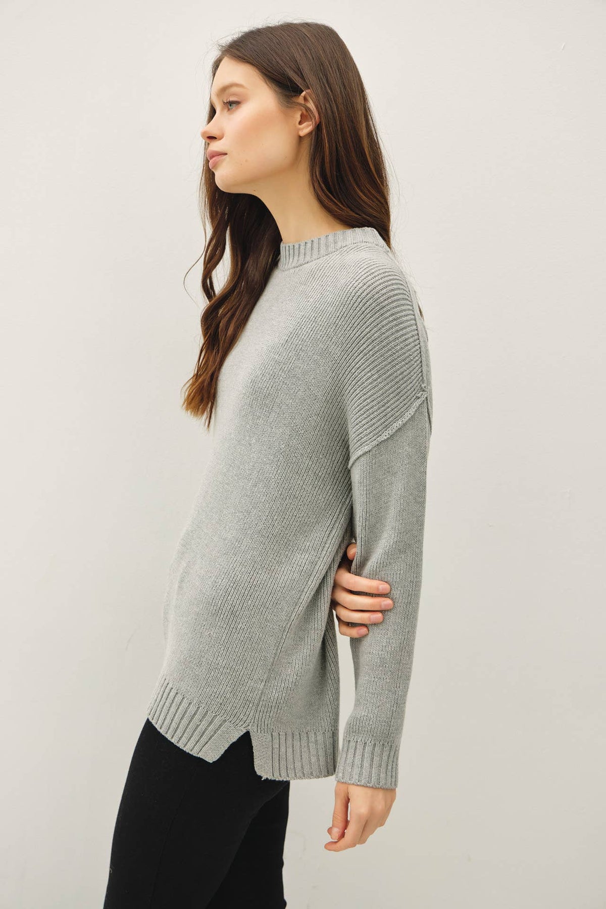 OVERSIZE CUT SWEATER WITH RIBBING ACCENTS: VANILLA / ML