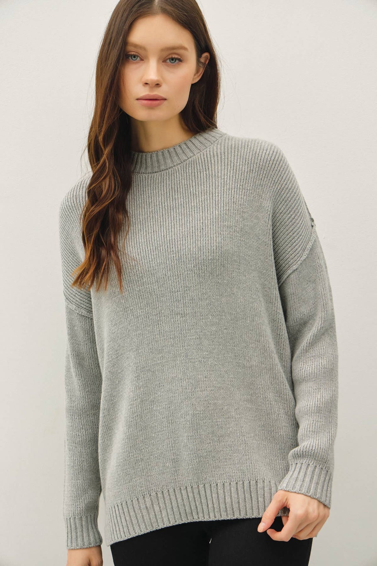 OVERSIZE CUT SWEATER WITH RIBBING ACCENTS: VANILLA / ML