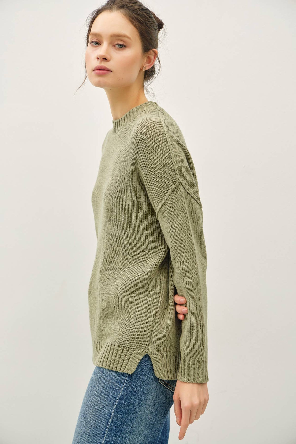 OVERSIZE CUT SWEATER WITH RIBBING ACCENTS: VANILLA / ML