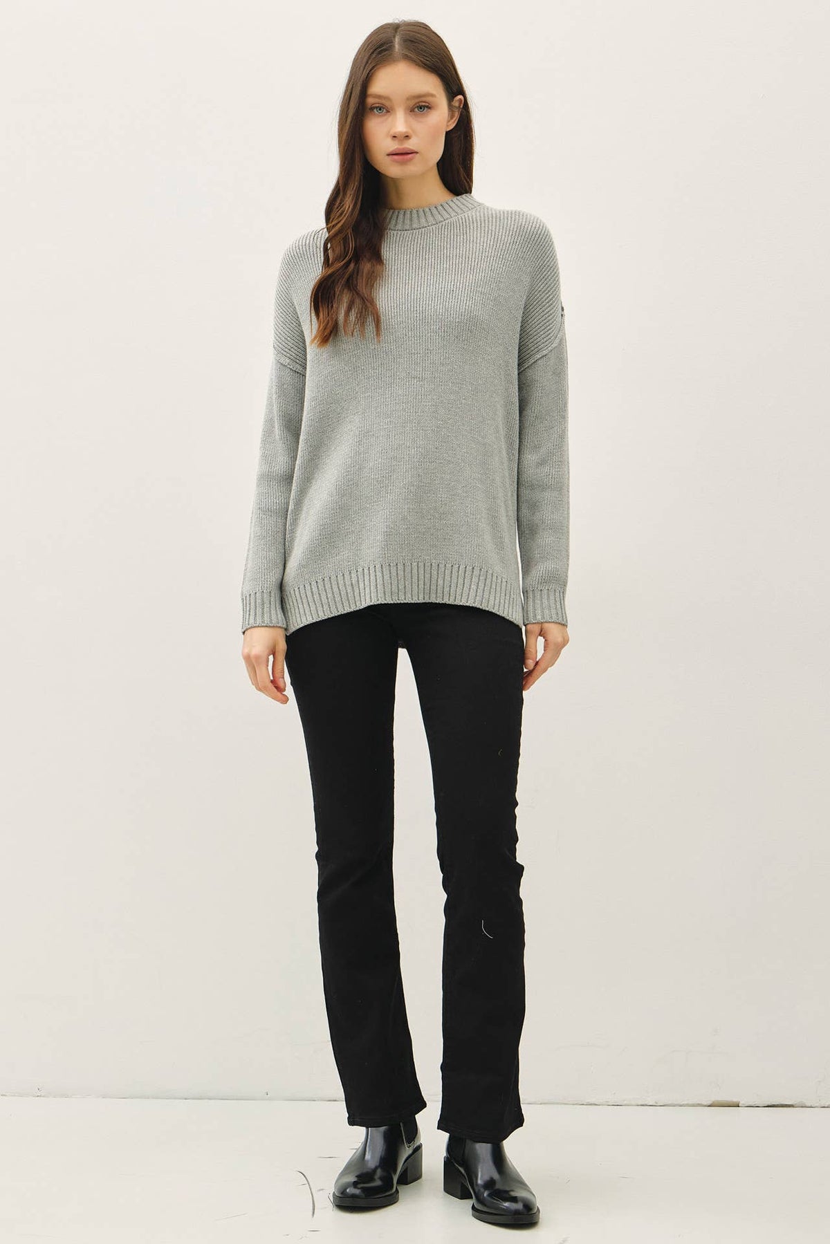 OVERSIZE CUT SWEATER WITH RIBBING ACCENTS: VANILLA / ML