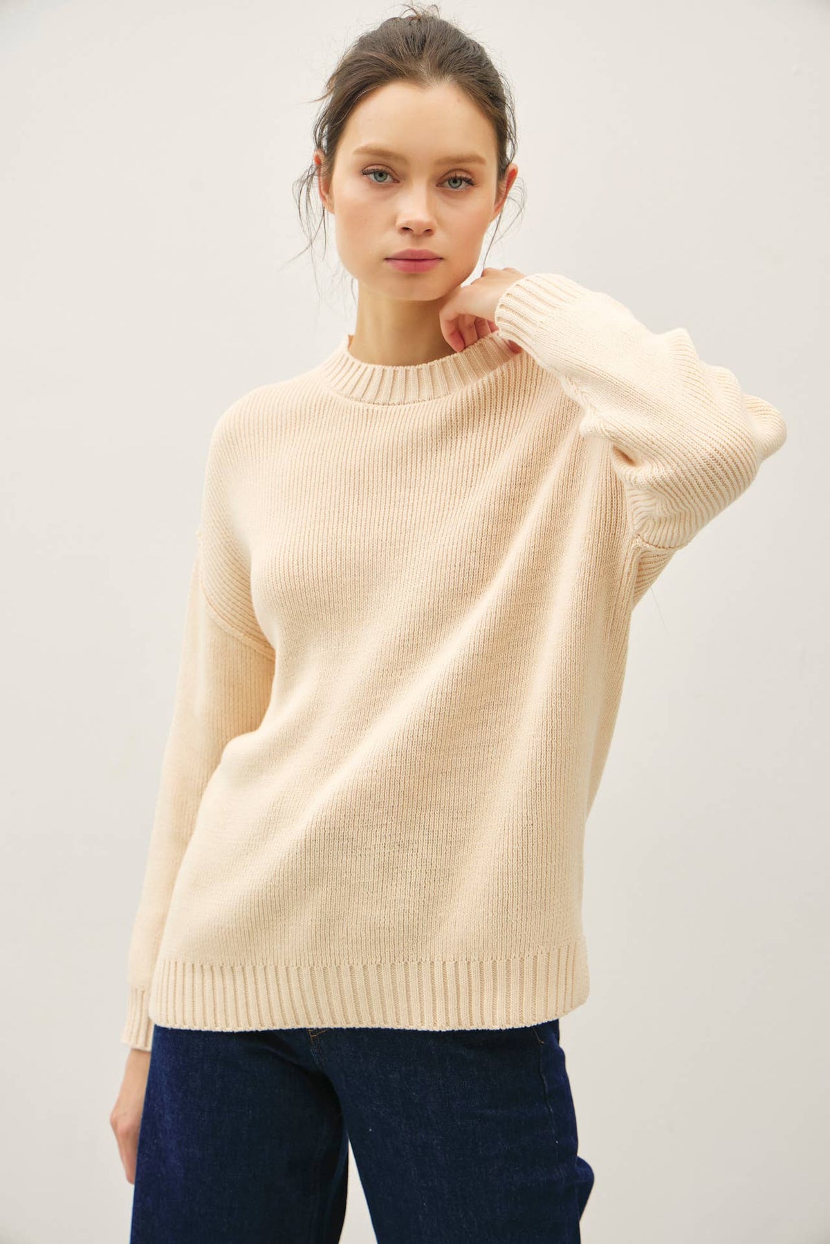 OVERSIZE CUT SWEATER WITH RIBBING ACCENTS: VANILLA / ML