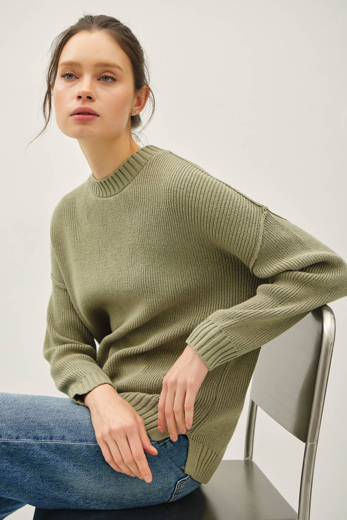OVERSIZE CUT SWEATER WITH RIBBING ACCENTS: VANILLA / ML